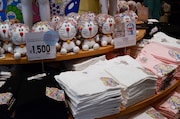 ビックロユニクロ新宿東口店に並んだ「ドラえもん」のUT。