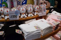 ビックロユニクロ新宿東口店に並んだ「ドラえもん」のUT。