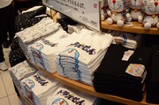 ビックロユニクロ新宿東口店に並んだ「ドラえもん」のUT。