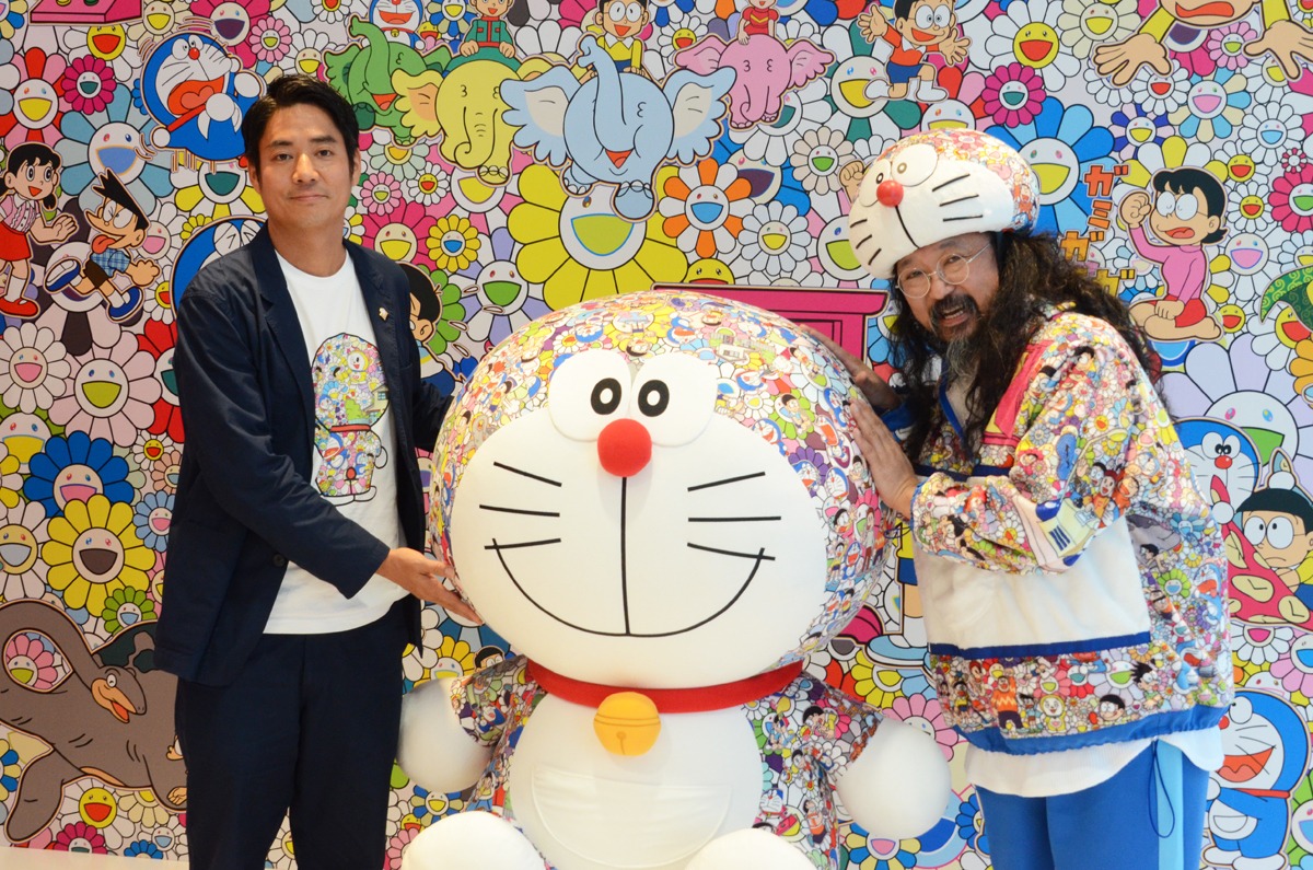 左からユニクロのUTコラボレーション推進部部長・松沼礼氏、村上隆。