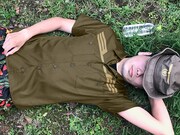 アニメ「機動戦士ガンダム」ジオン公国軍の制服をモチーフにしたワークシャツの着用例。