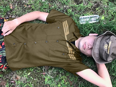 アニメ「機動戦士ガンダム」ジオン公国軍の制服をモチーフにしたワークシャツの着用例。