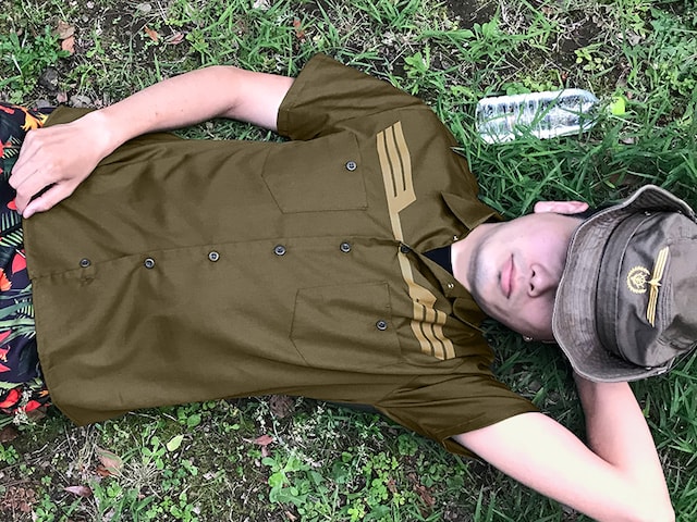 アニメ「機動戦士ガンダム」ジオン公国軍の制服をモチーフにしたワークシャツの着用例。