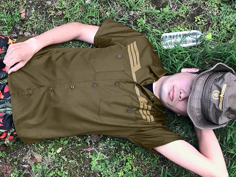 アニメ「機動戦士ガンダム」ジオン公国軍の制服をモチーフにしたワークシャツの着用例。