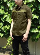 アニメ「機動戦士ガンダム」ジオン公国軍の制服をモチーフにしたワークシャツの着用例。