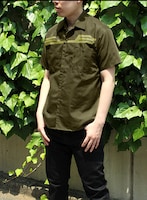 アニメ「機動戦士ガンダム」ジオン公国軍の制服をモチーフにしたワークシャツの着用例。