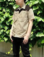 アニメ「機動戦士ガンダム」地球連邦軍の制服をモチーフにしたワークシャツの着用例。