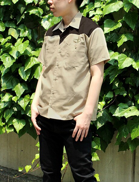 アニメ「機動戦士ガンダム」地球連邦軍の制服をモチーフにしたワークシャツの着用例。