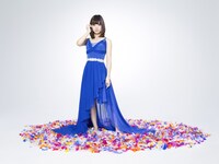 エンディング主題歌を担当する渕上舞。