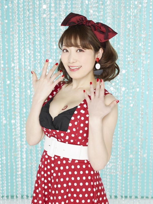 オープニング主題歌を担当するMinami。
