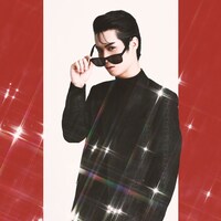 岩義人扮する柴田恭兵。