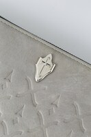 黒のセイバーモデルの財布。