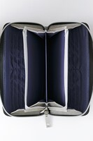 黒のセイバーモデルの財布。