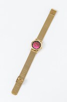 赤のランサーモデルの腕時計。