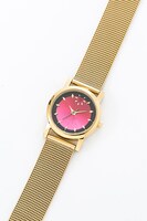 赤のランサーモデルの腕時計。