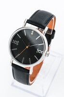 赤のライダーモデルの腕時計。