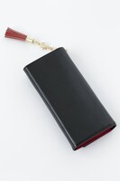 赤のランサーモデルの財布。