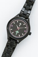 黒のセイバーモデルの腕時計。