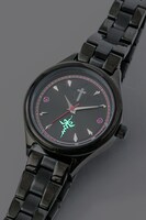 黒のセイバーモデルの腕時計。