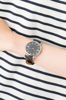 赤のライダーモデルの腕時計。