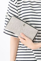 黒のセイバーモデルの財布。