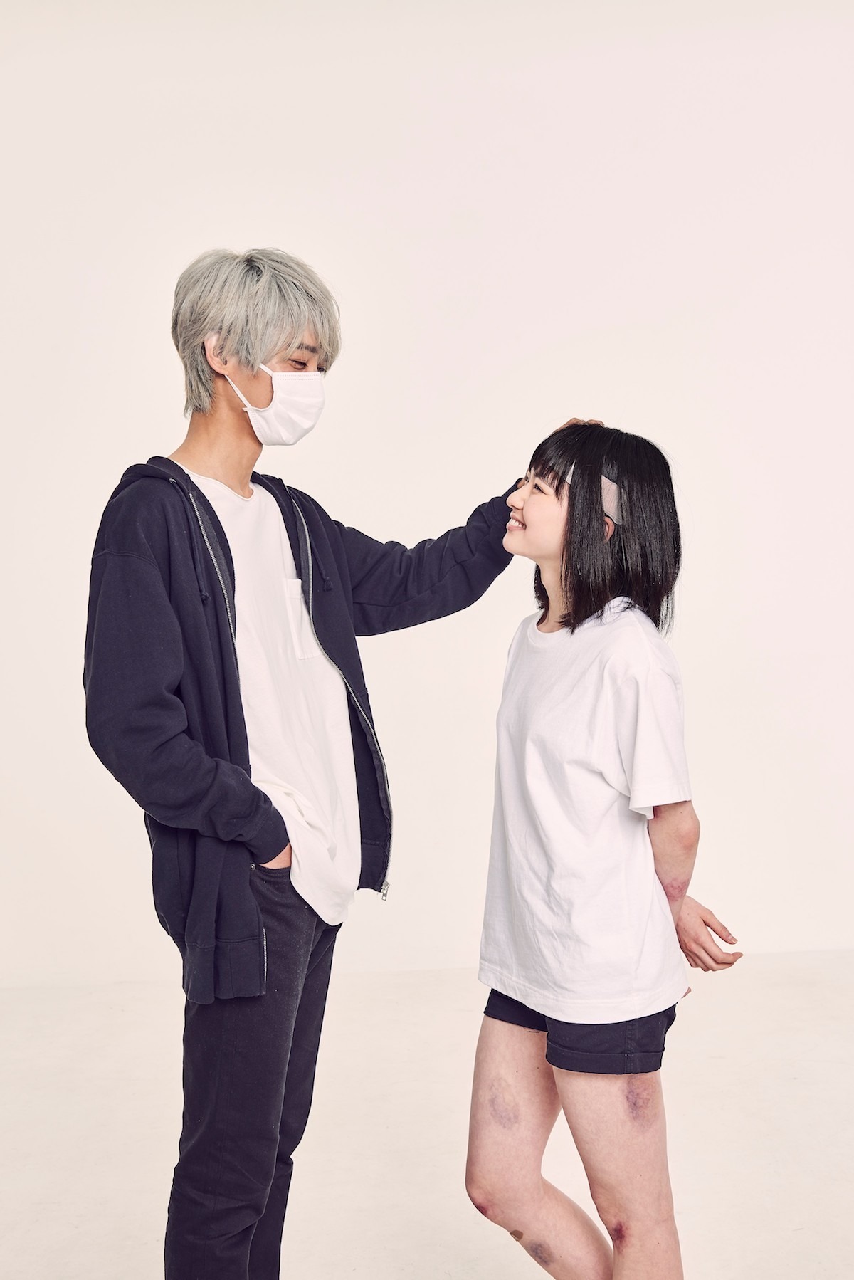 上杉柊平扮するお兄さんと、山田杏奈扮する幸。