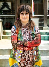 余貴美子扮する秋子。