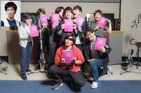 アニメ「ヤリチン☆ビッチ部」キャスト集合写真。後列左より代永翼（スケジュールの都合で写真参加）、山中真尋、熊谷健太郎、村瀬歩、小林裕介、濱野大輝、中澤まさとも。前列左より佐藤拓也、小野友樹。