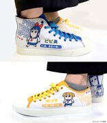 「左ローカット、右ハイカットなクソスニーカー」着用イメージ。