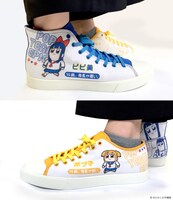 「左ローカット、右ハイカットなクソスニーカー」着用イメージ。