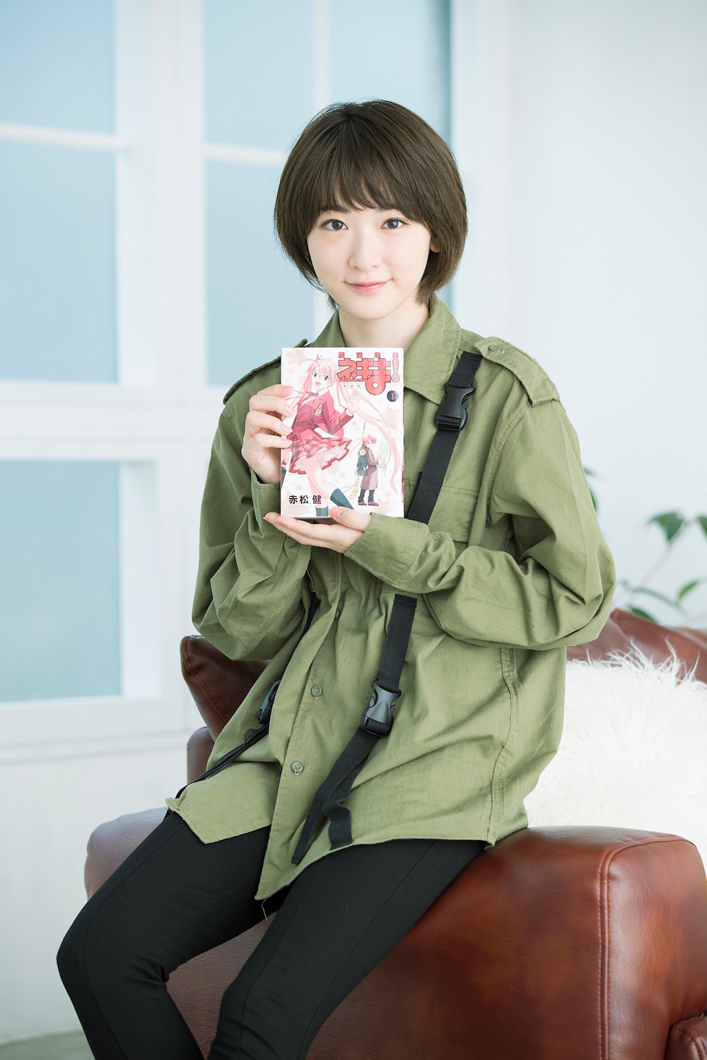 「魔法先生ネギま！」の単行本を手にした生駒里奈。