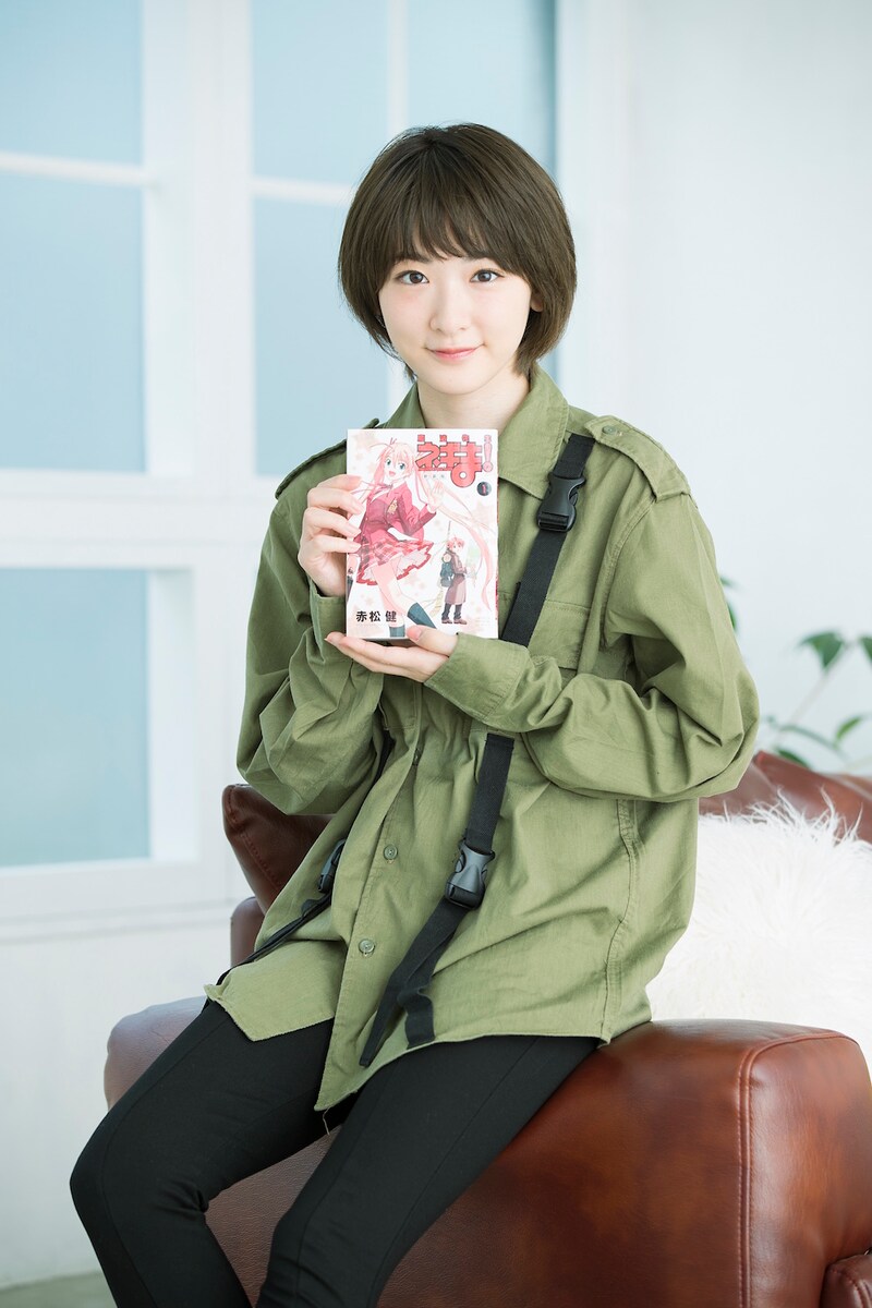 「魔法先生ネギま!」の単行本を手にした生駒里奈。