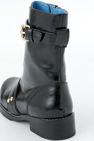 太鼓鐘貞宗モデルのブーツ。