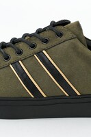 御手杵モデルのローカットスニーカー。