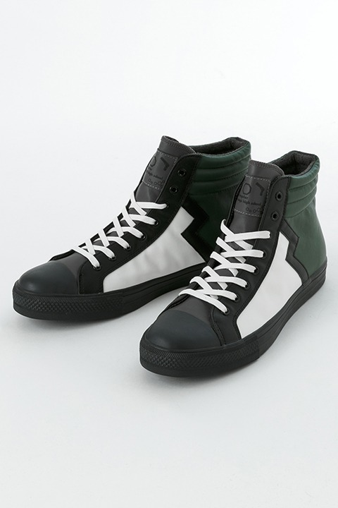 司波達也モデルのスニーカー。