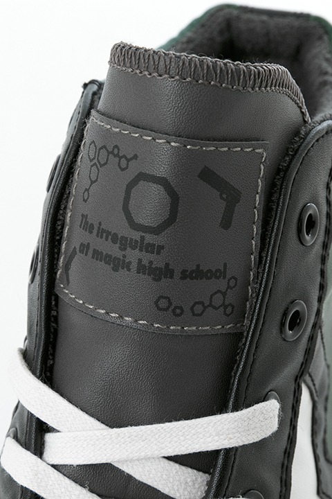 司波達也モデルのスニーカー。