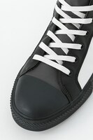 司波達也モデルのスニーカー。