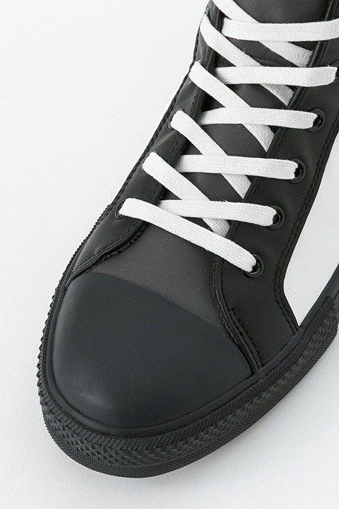 司波達也モデルのスニーカー。