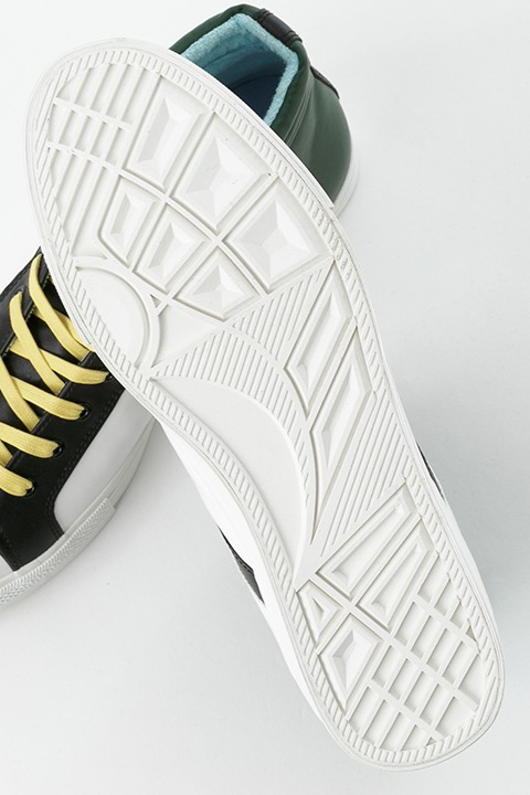 司波深雪モデルのスニーカー。