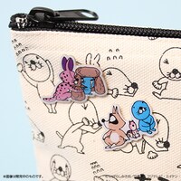 「ぼのぼの ピンズ」を「ぼのぼの ポーチ」に付けた様子。