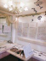 「さよならの朝に約束の花をかざろう」井上俊之原画展の様子。