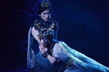 演劇女子部「ファラオの墓～蛇王・スネフェル～」公開ゲネプロより。左から汐月しゅう演じるメリエト皇太后、石田亜佑美演じるスネフェル。