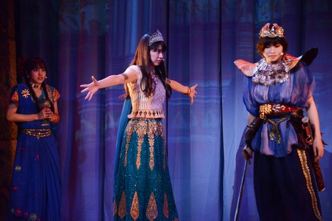 演劇女子部「ファラオの墓～蛇王・スネフェル～」公開ゲネプロより。左から飯窪春菜演じるネルラ、牧野真莉愛演じるアンケスエン、加賀楓演じるサリオキス。