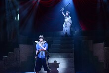 演劇女子部「ファラオの墓～蛇王・スネフェル～」公開ゲネプロより。舞台奥から石田亜佑美演じるスネフェル、加賀楓演じるサリオキス。