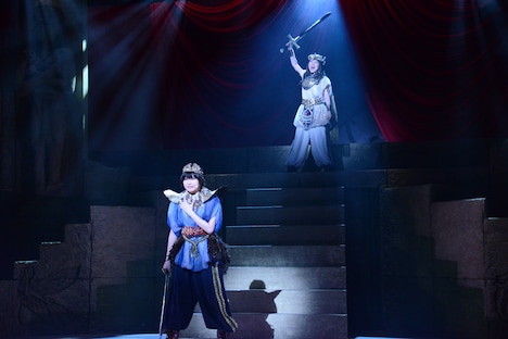 演劇女子部「ファラオの墓～蛇王・スネフェル～」公開ゲネプロより。舞台奥から石田亜佑美演じるスネフェル、加賀楓演じるサリオキス。