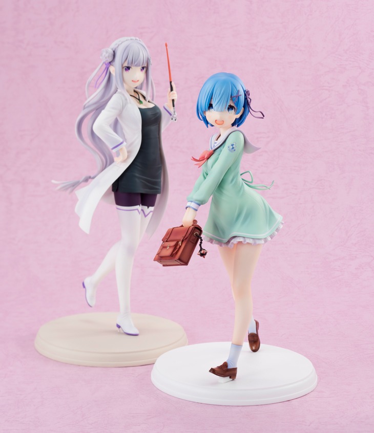 「レム 学生服Ver.」を別売りの「エミリア 教師Ver.」と並べた様子。