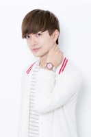 アスナをモチーフにしたファッションアイテムの着用例。