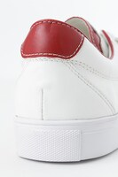 アスナモデルのスニーカー。