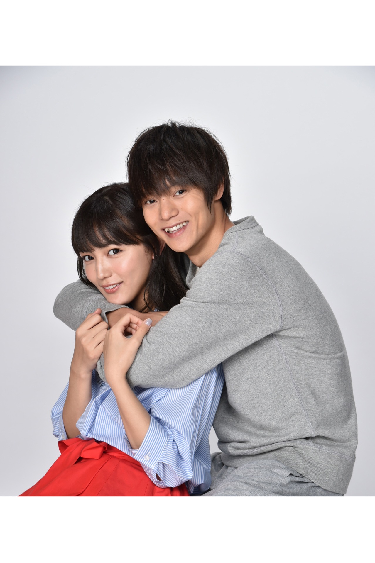 左から川口春奈扮する春日ゆり子、窪田正孝扮する碑文谷翔。
