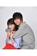 左から川口春奈扮する春日ゆり子、窪田正孝扮する碑文谷翔。